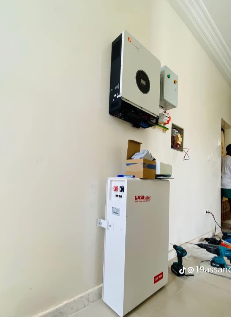 Système solaire avec onduleur hybride 11 kVA et batterie lithium 15 kWh — Kaffrine